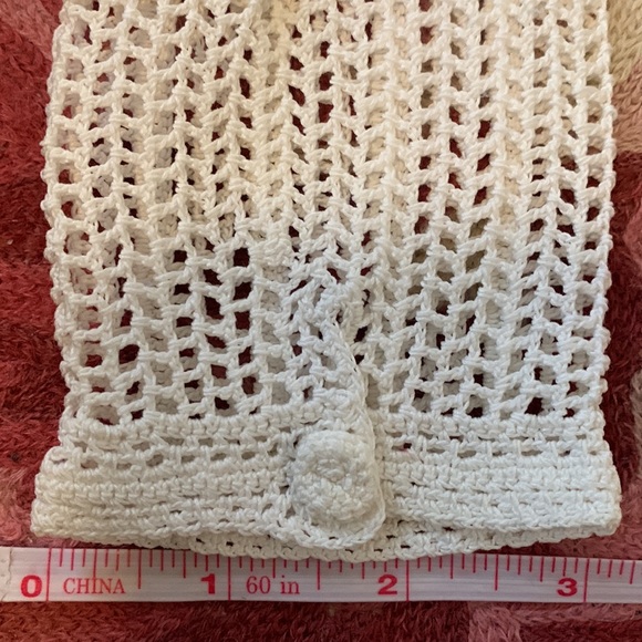 Lovely vintage hand crocheted cotton gloves with handmade button at wrist. - Picture 7 of 9